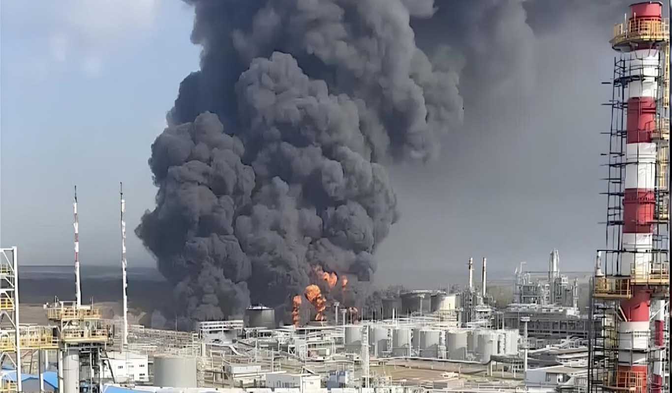 Дроны ВСУ горит НПЗ в россии